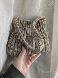 borsa realizzata all'uncinetto 