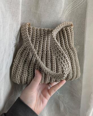 borsa realizzata all'uncinetto 