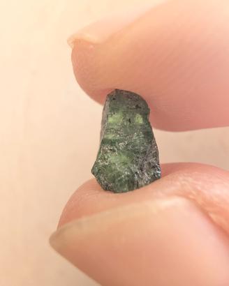 Smeraldo verde autentico grezzo 2 carati 