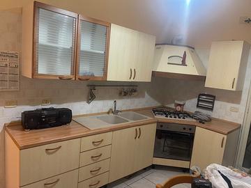 Cucina angolare completa pari al nuovo.