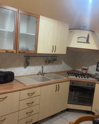 Cucina angolare completa pari al nuovo.