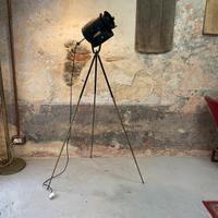 Lampada industriale con treppiedi faro cinema
