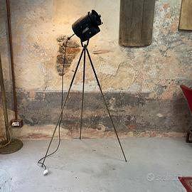 Lampada industriale con treppiedi faro cinema