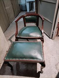 poltroncina antica con poggiapiedi