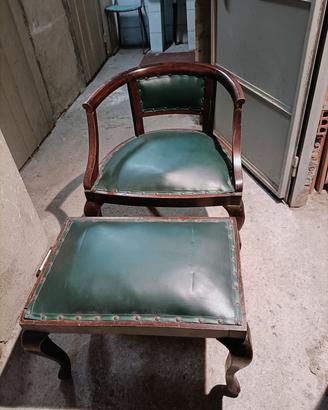 poltroncina antica con poggiapiedi