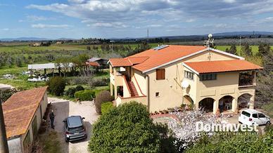 Rustico / Casale di 292 m² con più di 5 locali e b