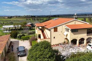 Rustico / Casale di 292 m² con più di 5 locali e b