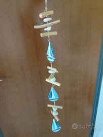 Decorazione con barchette e legnetti