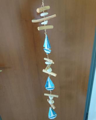 Decorazione con barchette e legnetti