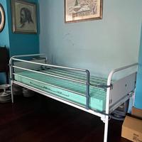 Letto con schienale regolabile