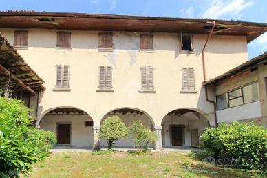 CASA DI CORTE A BARGHE