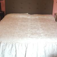 Copriletto matrimoniale damascato con volant