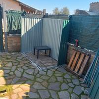 piccola casetta in acciaio colore verde