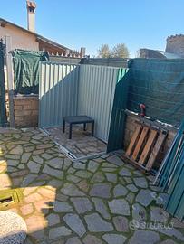 piccola casetta in acciaio colore verde