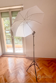 Set da studio: ombrello 109cm+trepiede+porta flash