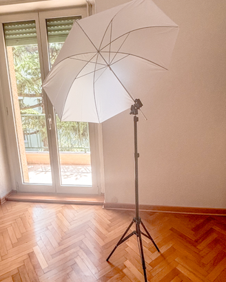 Set da studio: ombrello 109cm+trepiede+porta flash