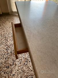 Tavolo da cucina con cassetto centrale
