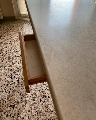 Tavolo da cucina con cassetto centrale