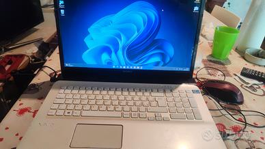 SONY VAIO I3 17" 8 GB RAM SSD 250 + HDD 500