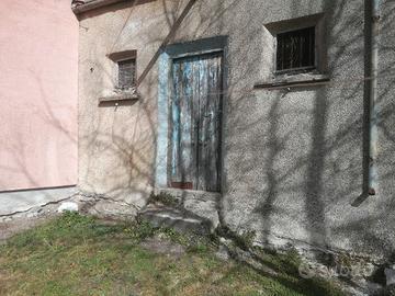 casetta con piccolo terreno