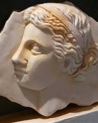 Frammento di marmo greco Thassos "Testa Afrodite"