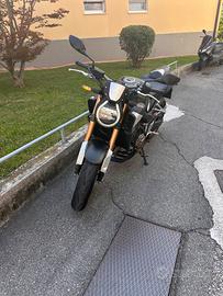 Honda CB650R E-Clutch 2024 – 1.400 km – accessoria