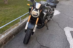 Honda CB650R E-Clutch 2024 – 1.400 km – accessoria
