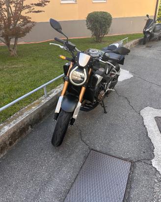 Honda CB650R E-Clutch 2024 – 1.400 km – accessoria