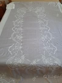 tovaglia in organza ricamata a mano