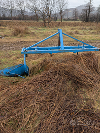 Aratro rincalzatore per frutteti