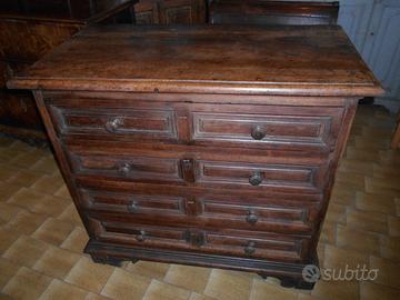 Comò antico fine Seicento in noce