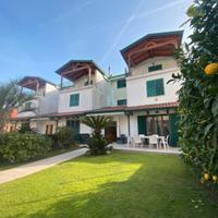 Via Colonne; Villa in parco con piscina MAV189