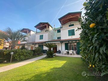 Via Colonne; Villa in parco con piscina MAV189