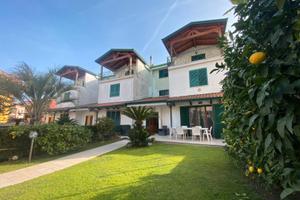 Via Colonne; Villa in parco con piscina MAV189