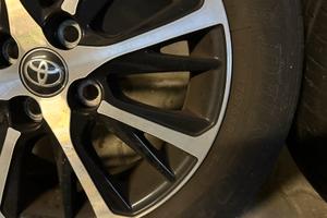 4 cerchi Toyota completi di Gomme Dunlop.