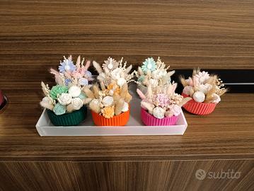 vasi in gesso fatti a mano con fiori in cera 