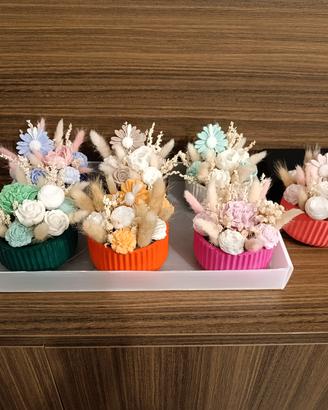 vasi in gesso fatti a mano con fiori in cera 