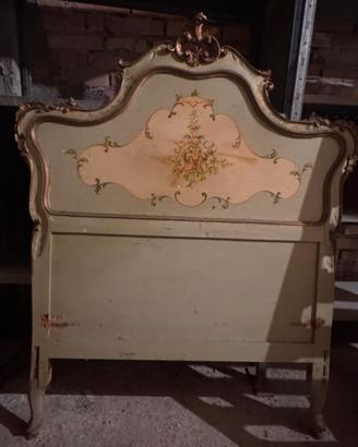Letti in legno intarsiato dipinti a mano