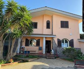 Villa con grande giardino