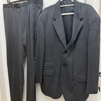 Completo da uomo grigio scuro.