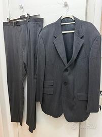 Completo da uomo grigio scuro.