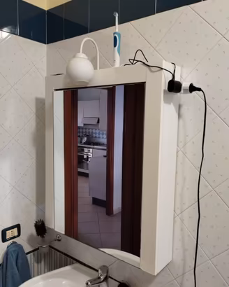 Mobiletto per bagno con anta a specchio