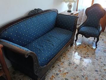 Divano a barca d’epoca in noce con poltrona
