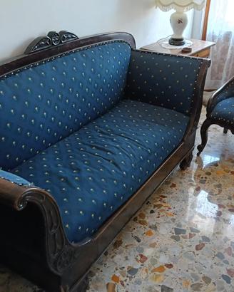 Divano a barca d’epoca in noce con poltrona