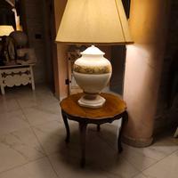 Lampada in maiolica nuova con tavolino dedicato