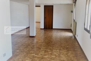 Locale direzionale al primo piano