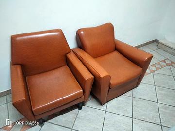 Due poltrone in pelle di cui una apribile a letto 