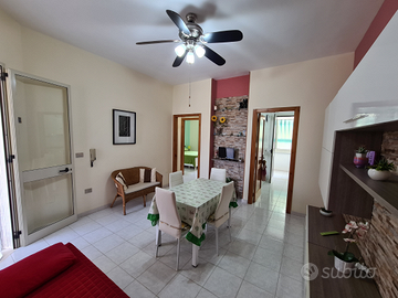 Baia verde vicino al mare