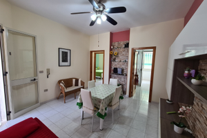 Baia verde vicino al mare