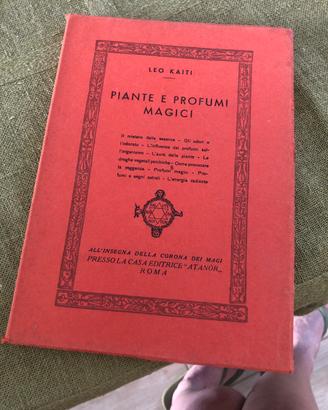 Libro piante e profumi magici